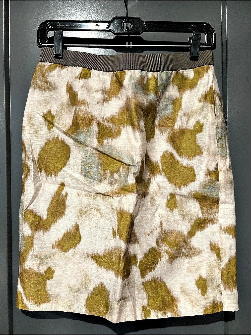 LOFT Abstract Bermuda Shorts in Beige & Green Size 2